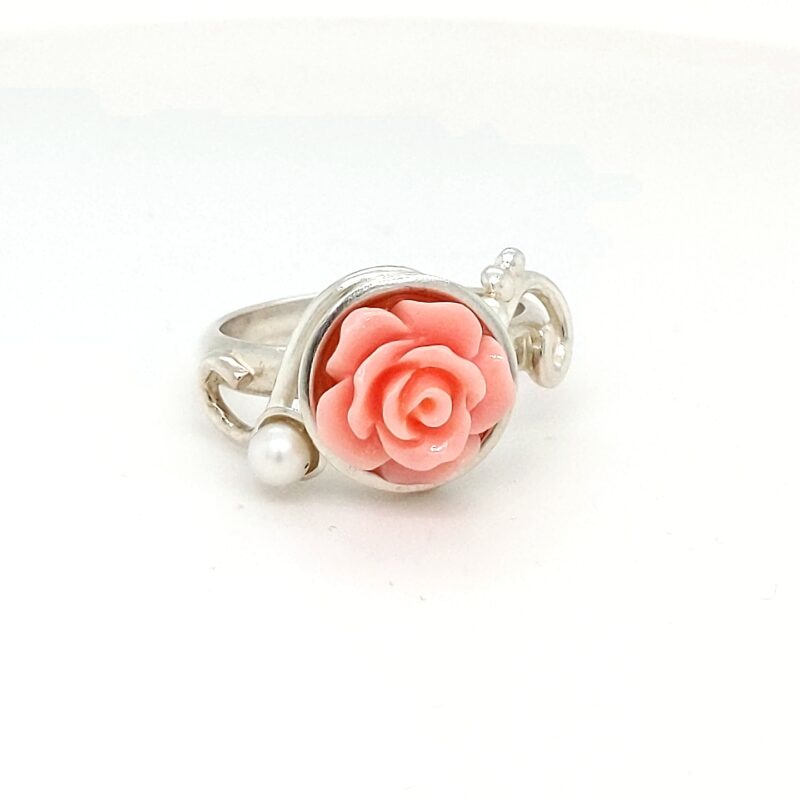 Willu, zilveren ring met roze koraal roos, Akoya parel en krullen