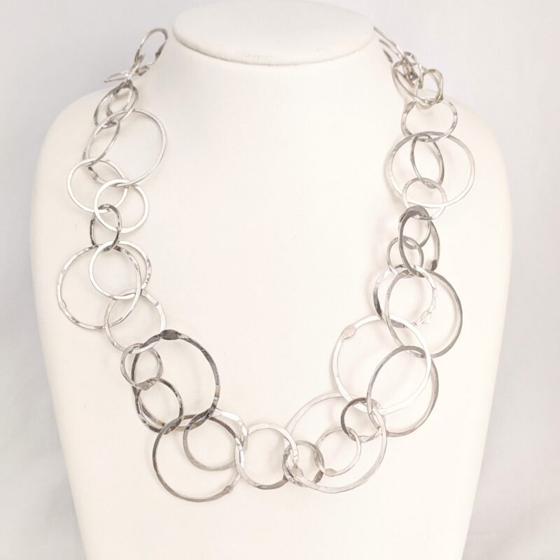 zilver collier met hamerslag motief