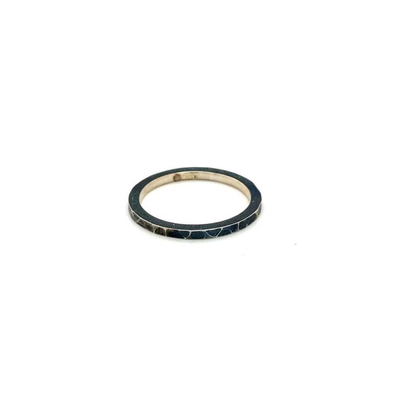 zilveren aanschuif ring, hamerslag, black