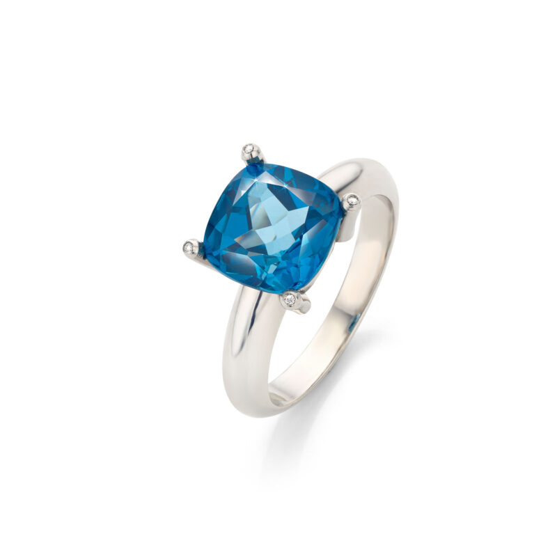 Witgouden ring met Londen blue Topaas edelsteen, in pootjes 4 diamantjes